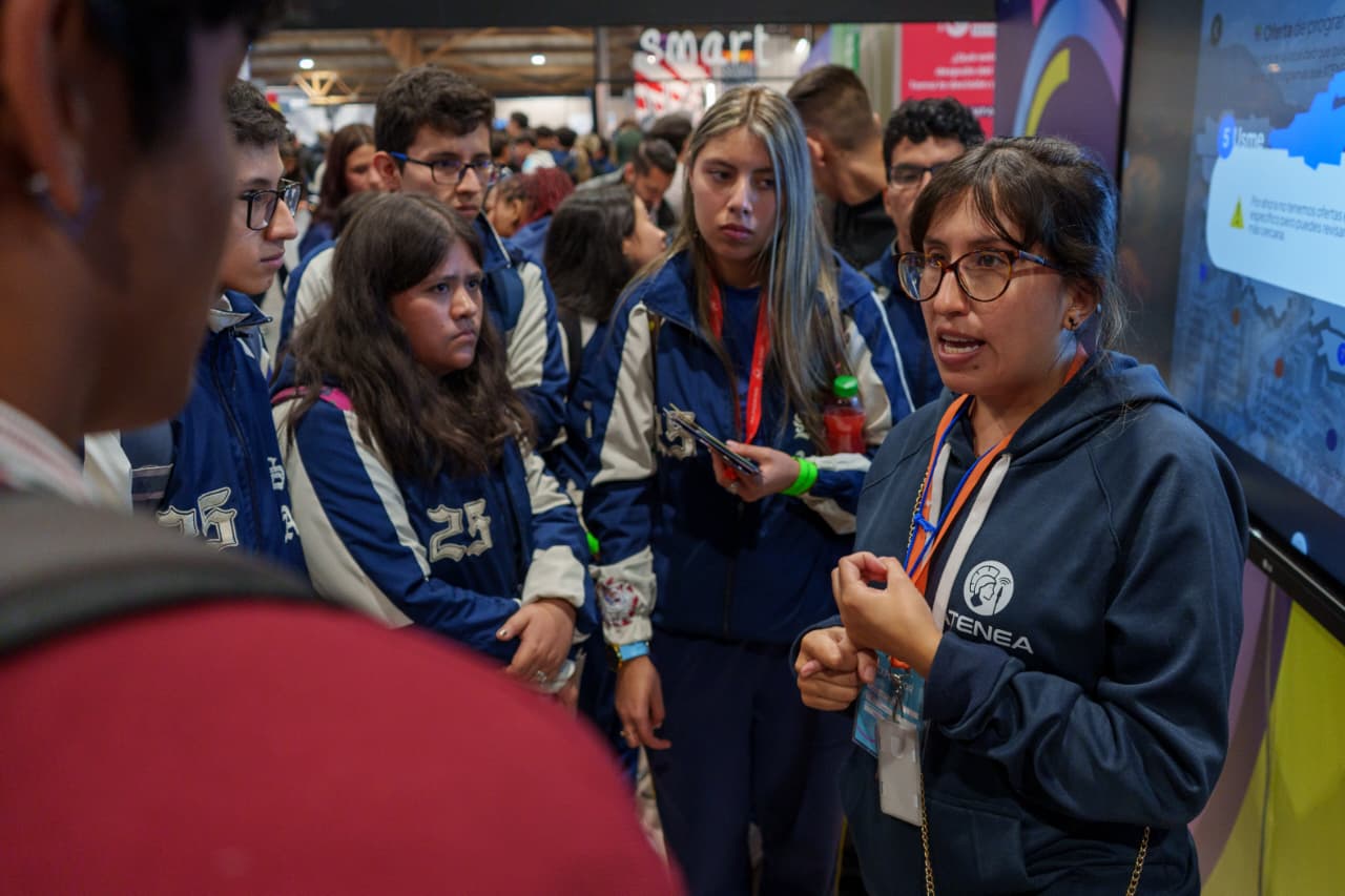 Atenea está en Expoestudiantes para orientar a los jóvenes en su camino hacia la educación superior