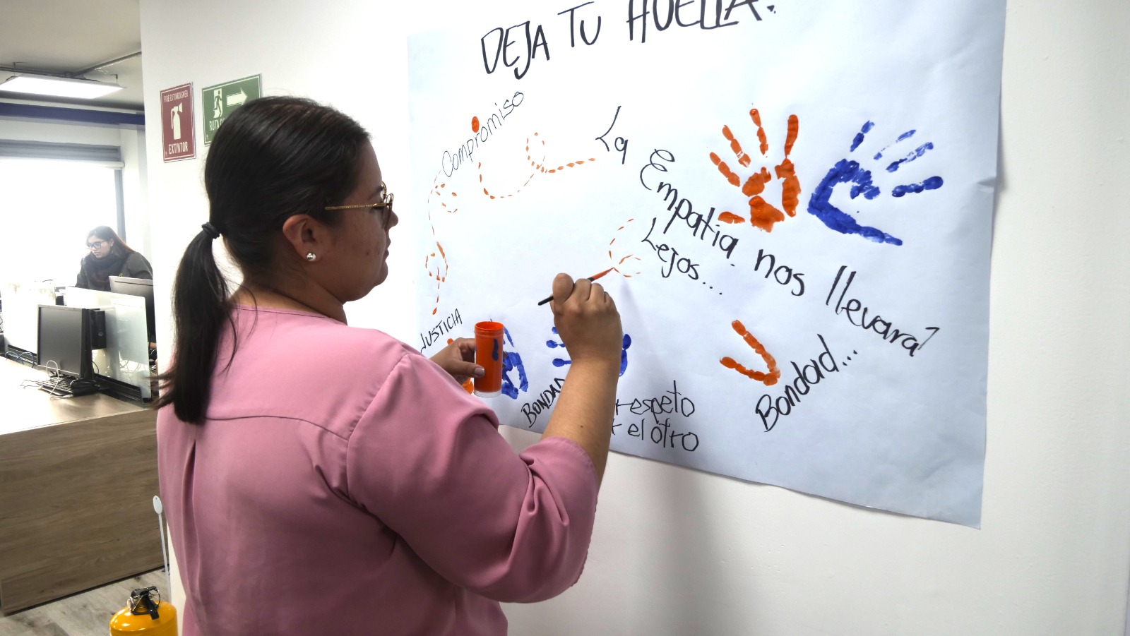 persona escribiendo en cartel