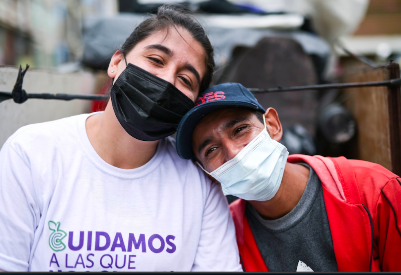 Joven recicladora y habitante de calle recibe título de bachiller