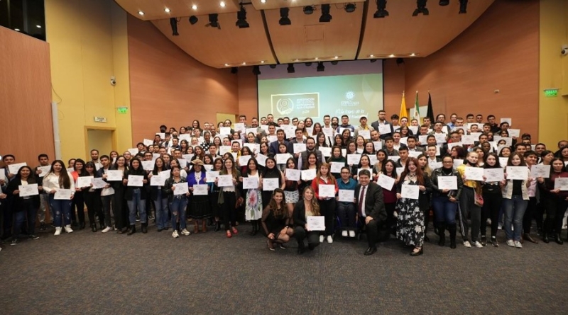 Estudiantes que recibieron recibieron el certificado de formación de los cursos Cloud Foundation