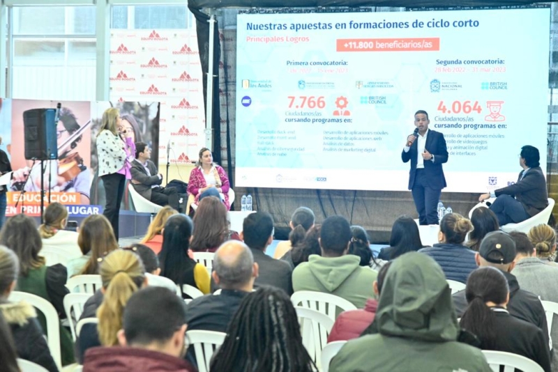 Director en evento Todos a la U