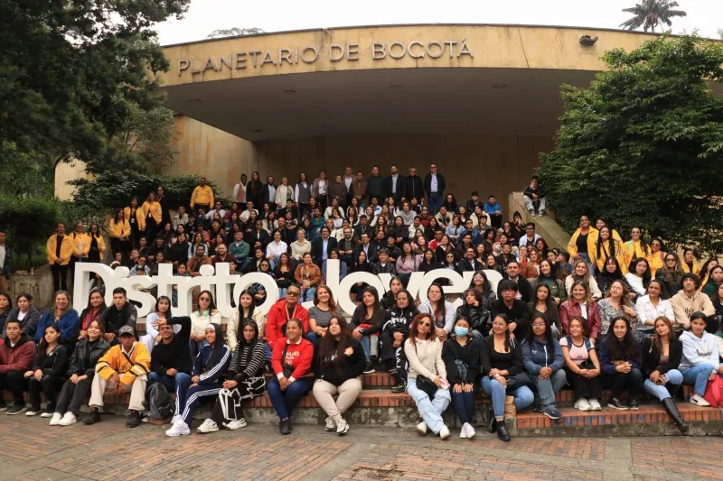 Bogotá reduce rezago educativo y logra que más jóvenes continúen estudiando después del colegio