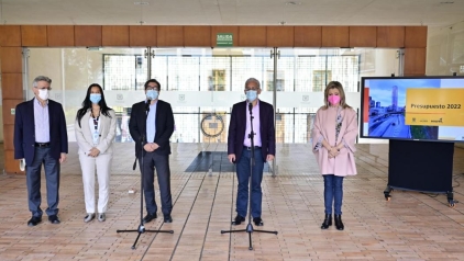 De izq. a Der. Leonidas Narváez, gerente Empresa Metro; Eliana Hurtado, secretaria (e) de Salud; Julián Moreno, secretario (e) de Integración Social; Juan Mauricio Ramírez, secretario de Hacienda; y Edna Bonilla, secretaria de Educación. Foto Alcaldía.