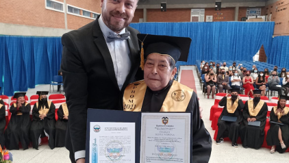 Doña Susana y su nieta Andrea se graduaron de bachilleres