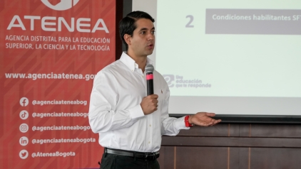 Director hablando