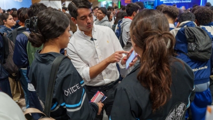 Atenea está en Expoestudiantes para orientar a los jóvenes en su camino hacia la educación superior