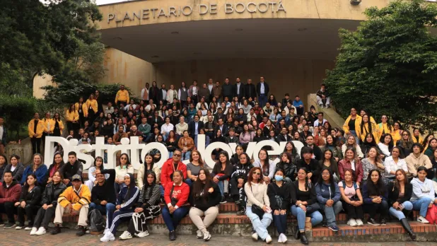 Bogotá reduce rezago educativo y logra que más jóvenes continúen estudiando después del colegio