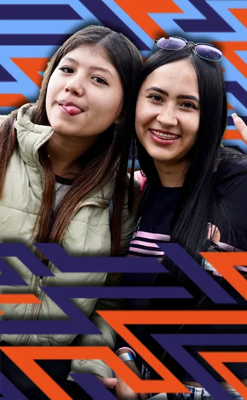 Dos jóvenes asistentes al evento Jóvenes a la E