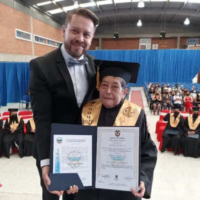 Doña Susana y su nieta Andrea se graduaron de bachilleres