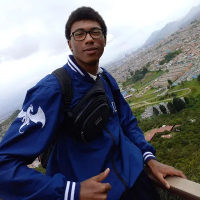 "Desde pequeño siempre me gustaron los carros, y ahora gracias a 'Jóvenes a la U' voy a poder cumplir mi sueño": beneficiario del programa